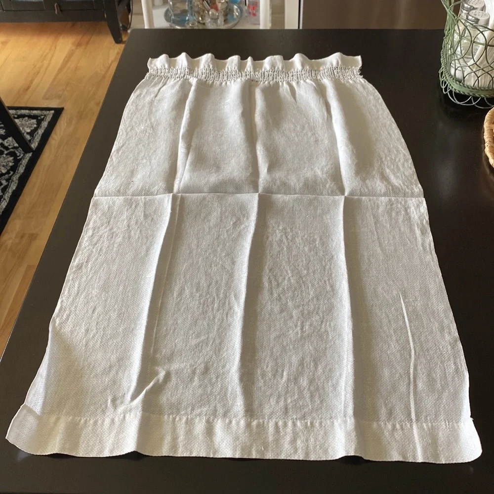 Beautiful Vintage Creamy White Crocheted Ruffled Edge Towel!